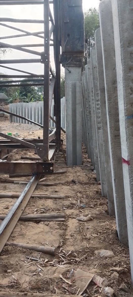 ก่อสร้างเขื่อนป้องกันตลิ่ง ริมแม่น้ำเพชรบุรี — รูปที่ 1